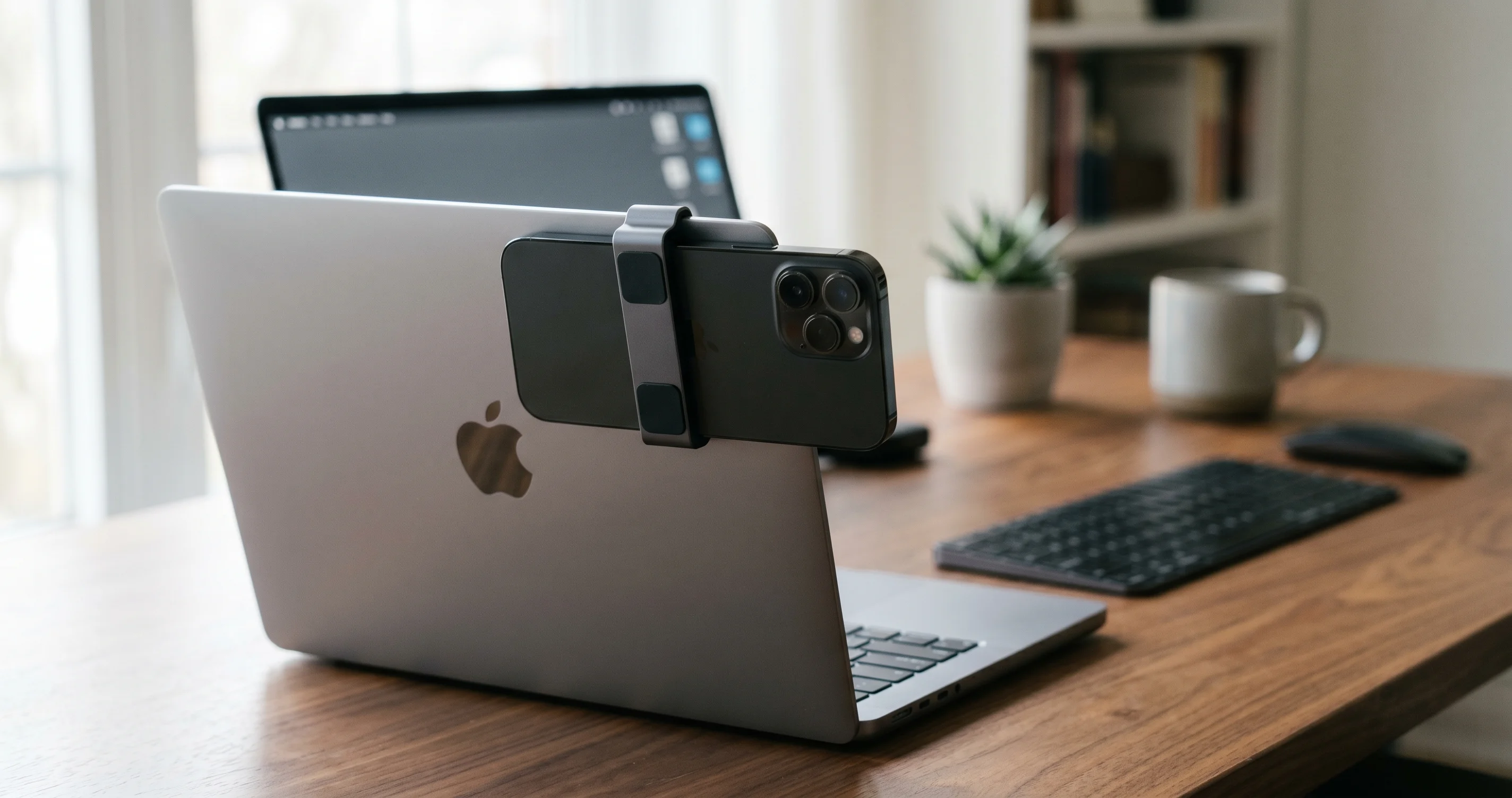 Macのディスプレイ背面にウェブカメラとしてマウントされたiPhone