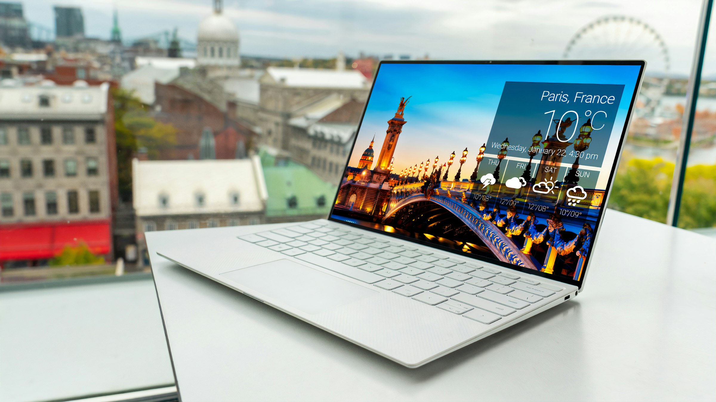 macOS Tahoe 26.3 Beta fonctionnant sur MacBook montrant la nouvelle interface Liquid Glass