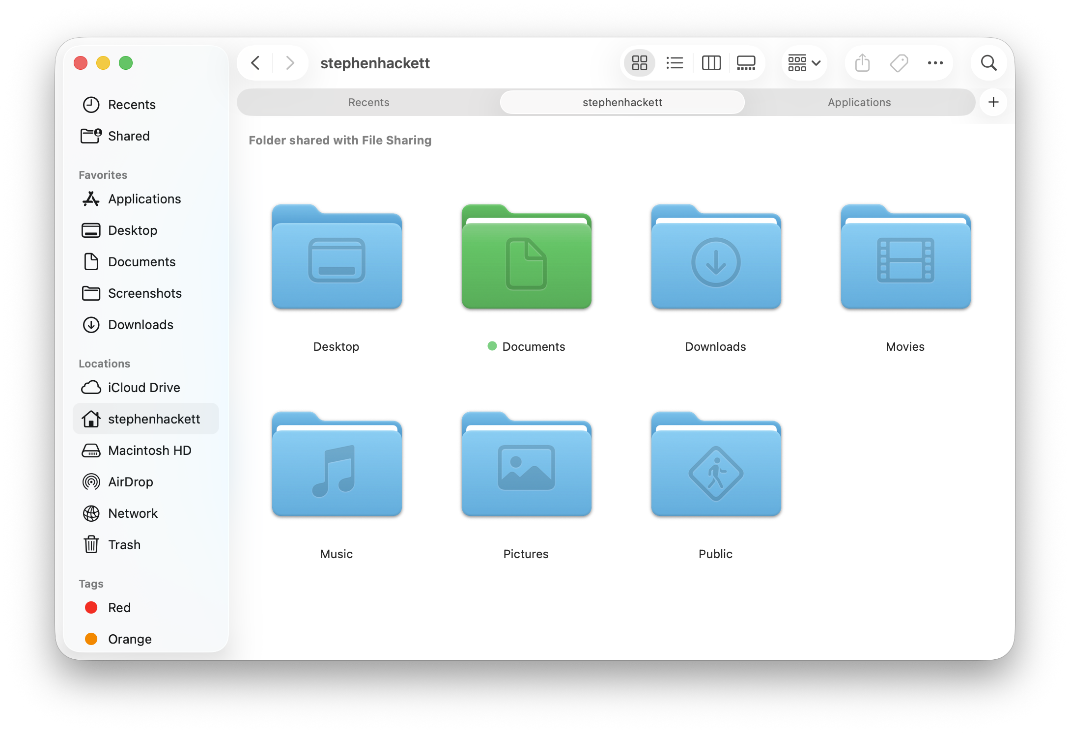 Finder macOS Tahoe, показывающий навигацию по файловой системе и интеграцию iCloud