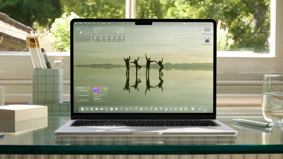 macOS Tahoe Liquid Glass UI